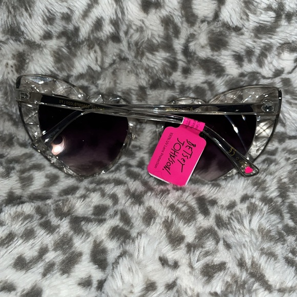 Betsey Johnson Sunglasses heart shaped beveled diamond oversized NWT - Picture 7 of 9